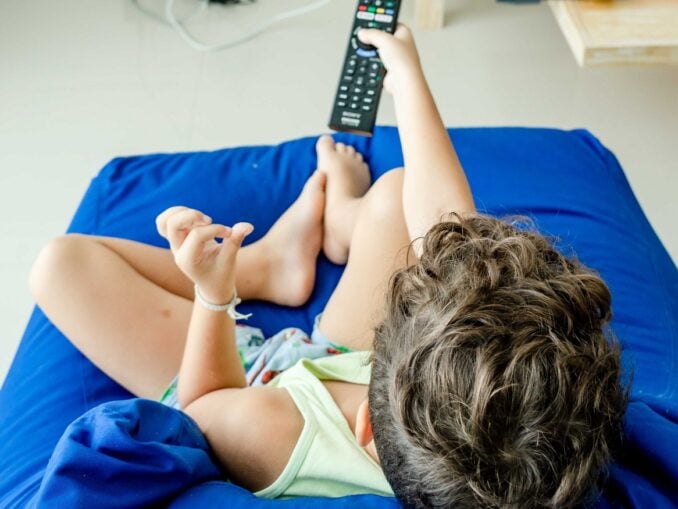 Trei din patru copii care urmăresc Insula iubirii o văd fără un adult. Emisiunea a revenit la 20:30, după somația CNA