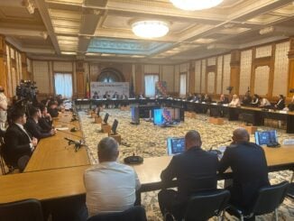 „Ar fi bine ca fetele să nu vină la școală cu lenjeria la vedere sau cu buricul gol”. Introducerea uniformelor în școli, dezbătută în Parlament