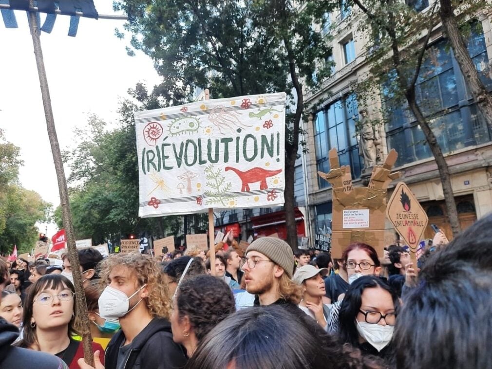 Teamă și tensiune la Paris. Vânzările de spray-uri cu piper și gaze lacrimogene au explodat