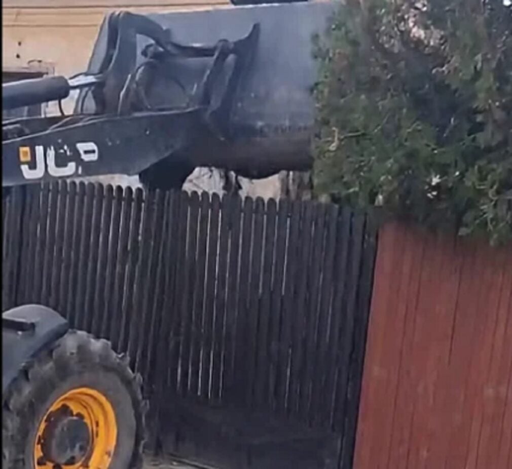 VIDEO Gunoiul, returnat acasă. Cum au ajuns deșeurile aruncate pe un câmp înapoi în curtea unui localnic din Băilești