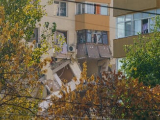 Incident grav în Rahova. O macara s-a prăbușit peste blocul afectat de explozie