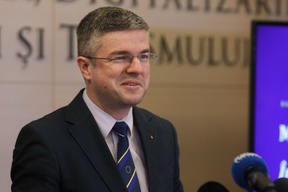 Statul a plătit 2,6 milioane de lei pentru albume turistice care nu au mai ajuns în depozite. Ministrul Economiei a sesizat DNA