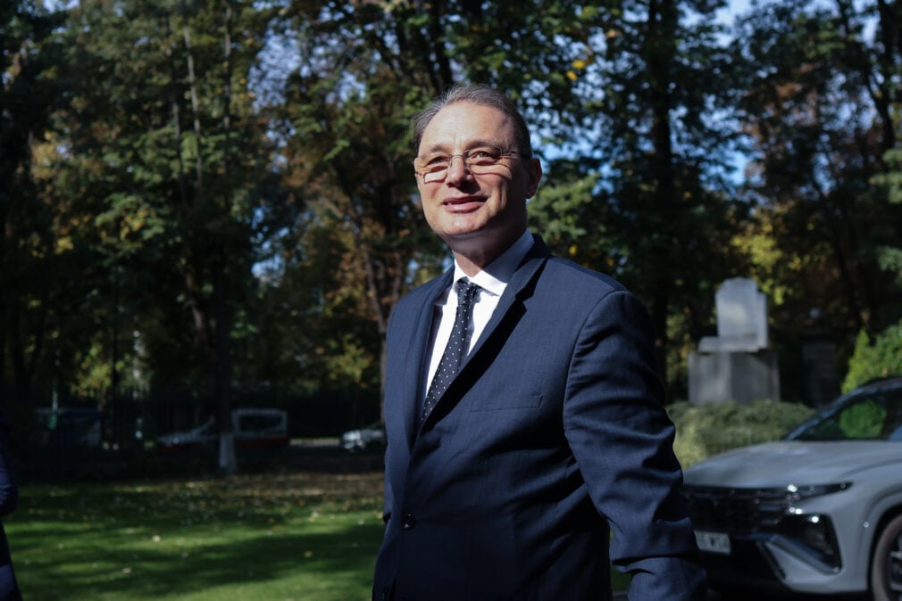„Ne-am aruncat cu capul înainte”. Pambuccian a ieșit lângă Niculescu pentru a anunța că grupul minorităților îl susține pe premierul desemnat