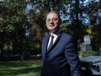 „Ne-am aruncat cu capul înainte”. Pambuccian a ieșit lângă Niculescu pentru a anunța că grupul minorităților îl susține pe premierul desemnat