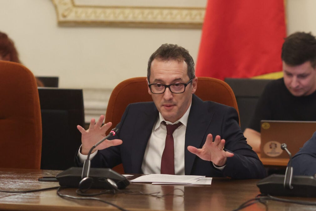 Bogdan Dumitru, propus ministru delegat pentru AI, a întârziat 30 de minute la propria audiere. „Întrebarea e dacă există acest om”
