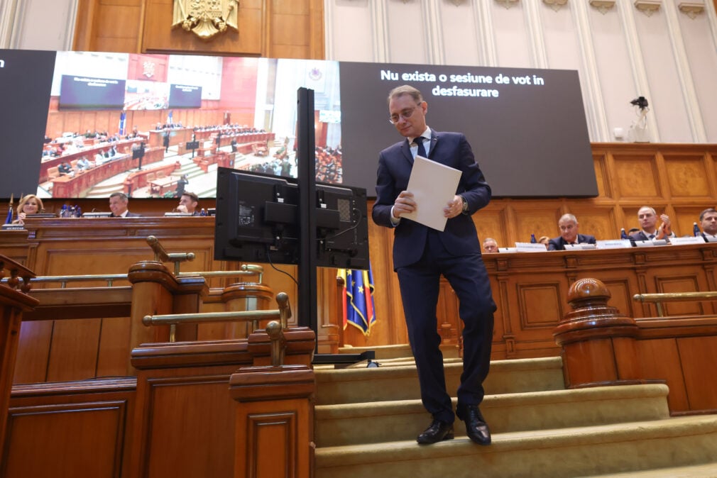A treia mână sau de ce prostia e ca betonul. Drumul către Victoria al Guvernului Niculescu a trecut prin Parlament – REPORTAJ
