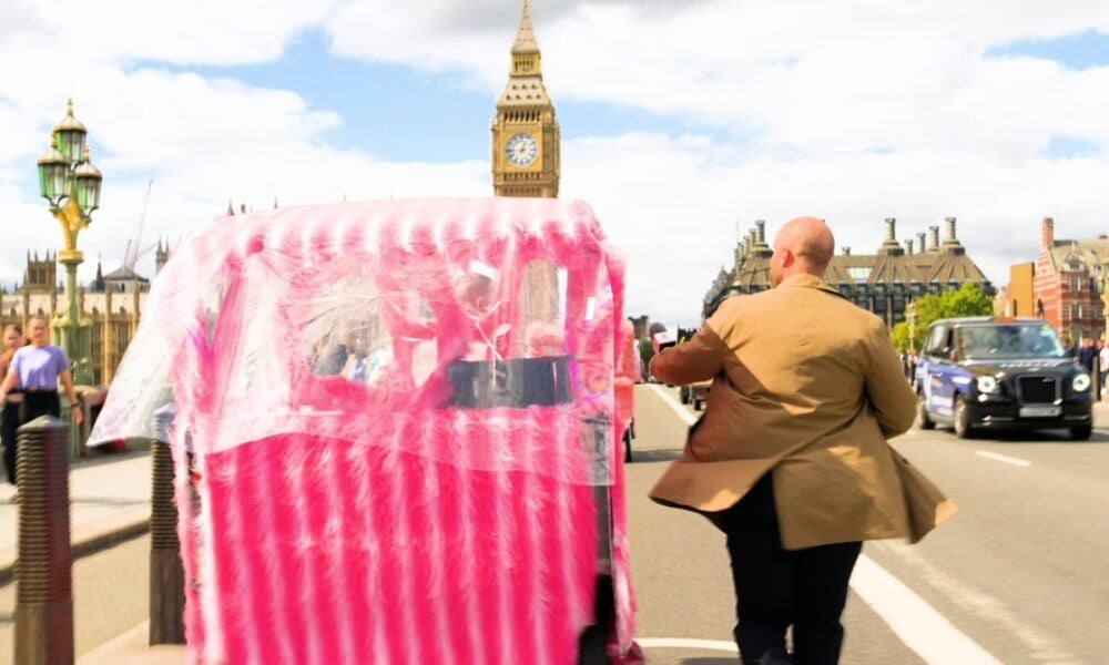VIDEO Români acuzați că înșală turiștii la Londra. Cât ajung să coste câteva minute cu ricșa