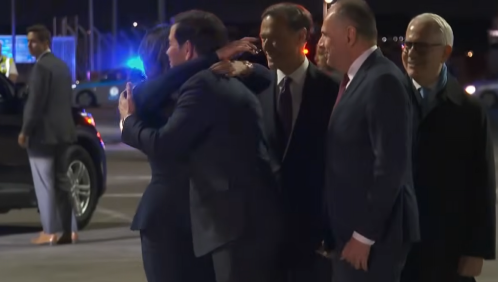 VIDEO Marco Rubio, primire afectuoasă din partea ambasadoarei Kimberly Guilfoyle pe aeroportul din Atena