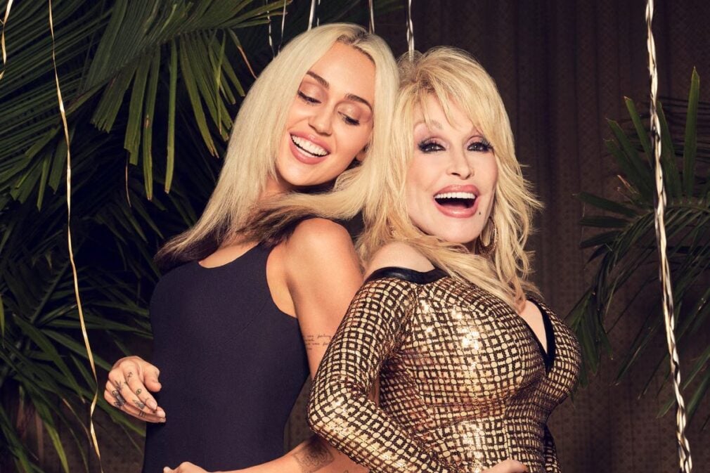 VIDEO Miley Cyrus a izbucnit în lacrimi pe scenă, în timp ce îi aducea un omagiu lui Dolly Parton. Moment emoționant la Hollywood Bowl