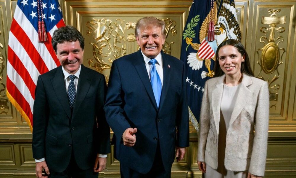 Nicușor Dan s-a întâlnit cu Donald Trump la New York. Fotografie postată la două săptămâni distanță