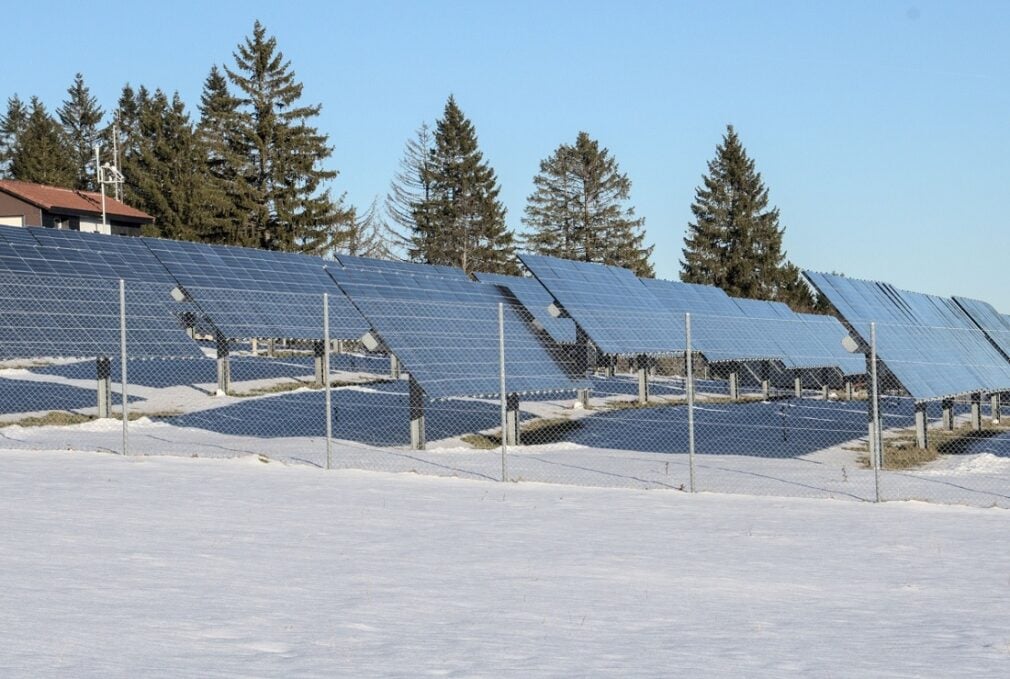 Ce se întâmplă cu panourile fotovoltaice iarna. Cât produc în zilele reci și cum poți plăti mai puțin la factură?