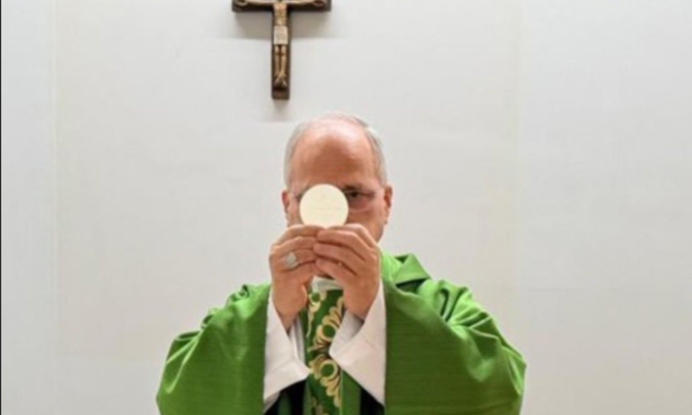 Revenire spectaculoasă a Papei Leon după operația de cancer. Primele imagini cu el oficiind liturghia la spital