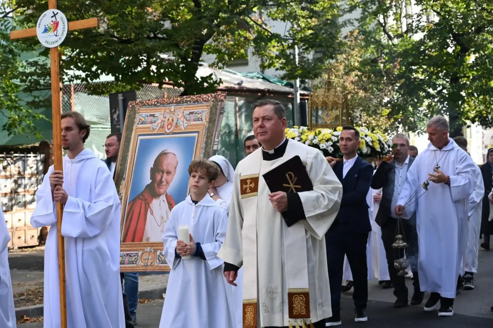 Procesiune în cinstea Papei Ioan Paul al II-lea pe străzile Capitalei