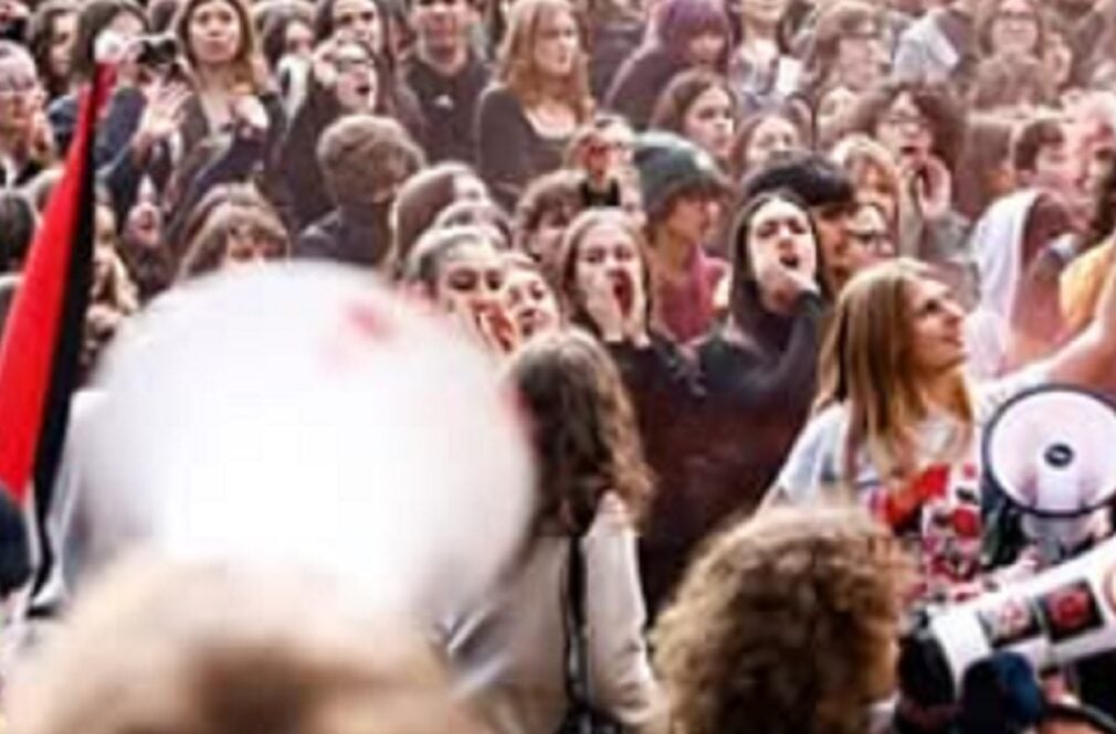 „Vrem mai multe săli de clasă, nu mai multe bombe!”. Mii de elevi și studenți, în stradă împotriva guvernului Meloni