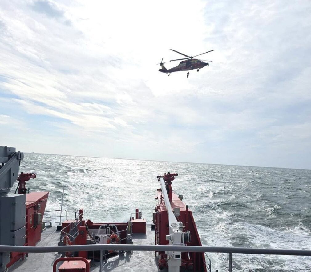 Continuă căutarea celor 7 membri dispăruți de pe nava lovită în Marea Neagră. Autoritățile au la dispoziție un elicopter și o navă de intervenție