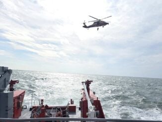 Continuă căutarea celor 7 membri dispăruți de pe nava lovită în Marea Neagră. Autoritățile au la dispoziție un elicopter și o navă de intervenție