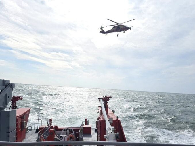Continuă căutarea celor 7 membri dispăruți de pe nava lovită în Marea Neagră. Autoritățile au la dispoziție un elicopter și o navă de intervenție