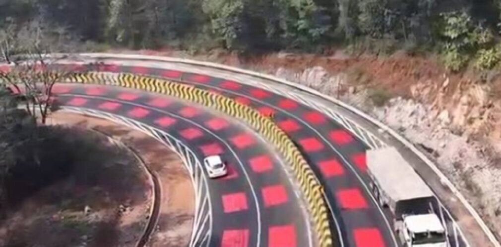 Autostradă în carouri roșii într-o rezervație de tigri din India. Ce s-a schimbat pentru șoferi și pentru animale