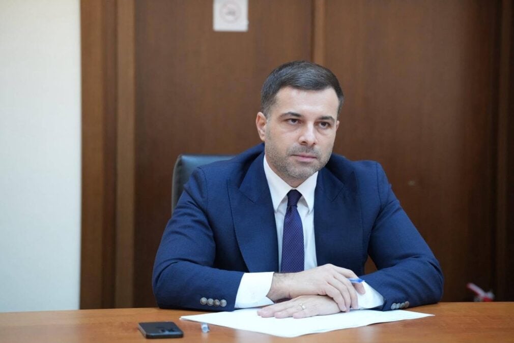 Ministrul Transporturilor confundă ministerul cu partidul / Postare politică pe pagina ministerului / Ministrul nu răspunde la întrebări / Ce spune directorul de comunicare