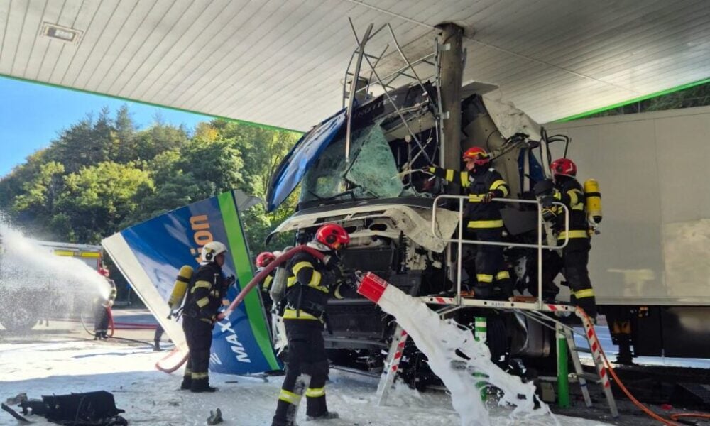 Șoferul turc care a intrat cu autocamionul într-o benzinărie din Călimănești, arestat pentru 30 de zile. Era băut
