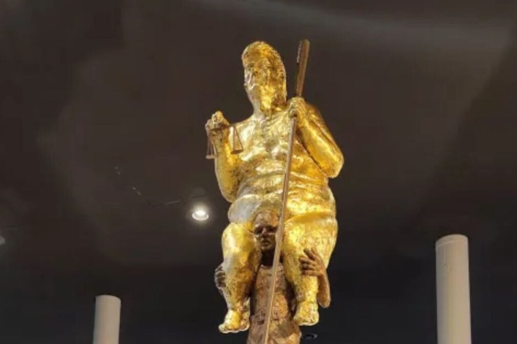 VIDEO Trump, înfățișat gol și acoperit cu aur. Statuie expusă în Parlamentul European