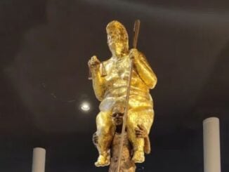 VIDEO Trump, înfățișat gol și acoperit cu aur. Statuie expusă în Parlamentul European