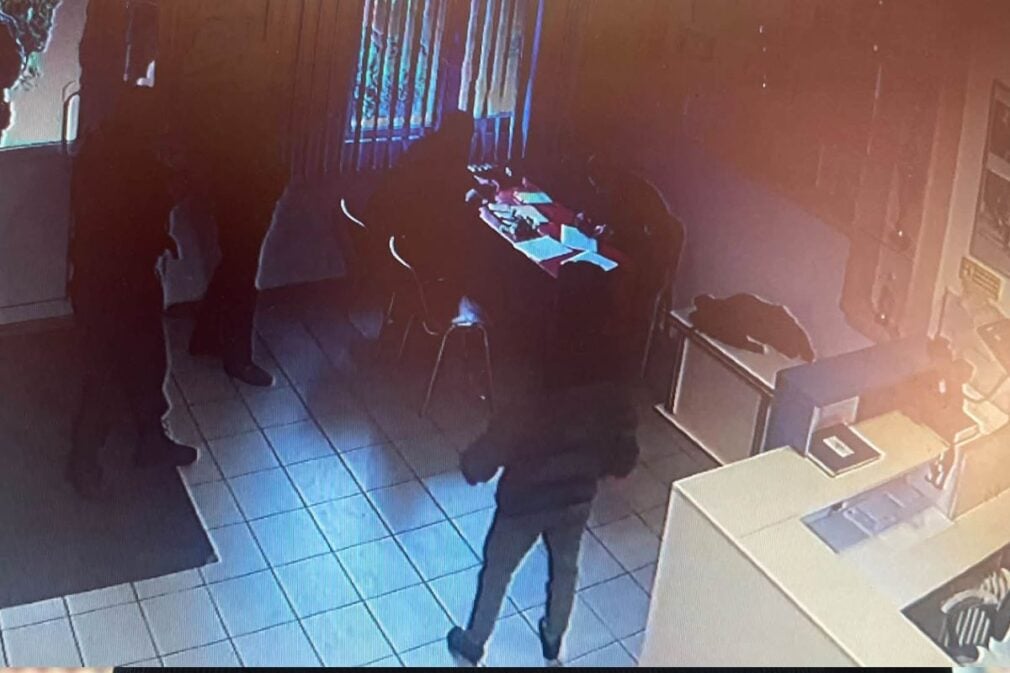 În scaun cu rotile la cerșit, în picioare la Poliție. Un tânăr din Bacău s-a vindecat când a văzut că poliția îi confiscă banii