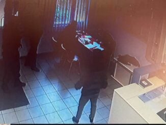 În scaun cu rotile la cerșit, în picioare la Poliție. Un tânăr din Bacău s-a vindecat când a văzut că poliția îi confiscă banii
