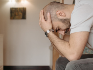 Românii care își înjură furnizorii de energie riscă să rămână cu reclamațiile nesoluționate. ANRE taxează limbajul colorat