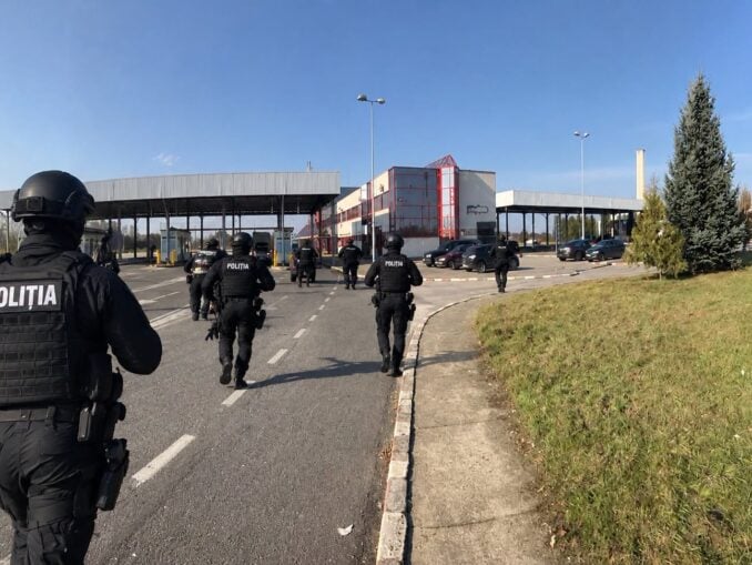 Grup infracțional la Vama Halmeu. Șefii Poliției de Frontieră și ai Vămii, reținuți de DNA pentru șpagă