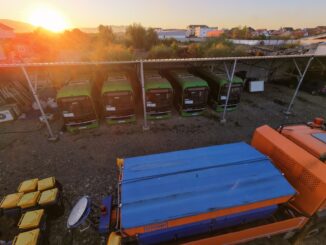 FOTO Transportul „verde” din Vicovu de Sus adună praf pe un câmp. Microbuzele electrice stau nefolosite la un an de la achiziție