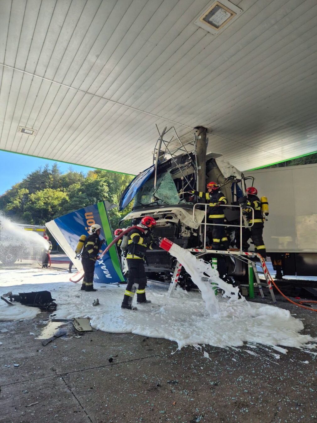 Risc de explozie pe Valea Oltului. Un TIR a spulberat o pompă de carburant la o benzinărie