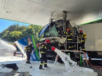 Risc de explozie pe Valea Oltului. Un TIR a spulberat o pompă de carburant la o benzinărie