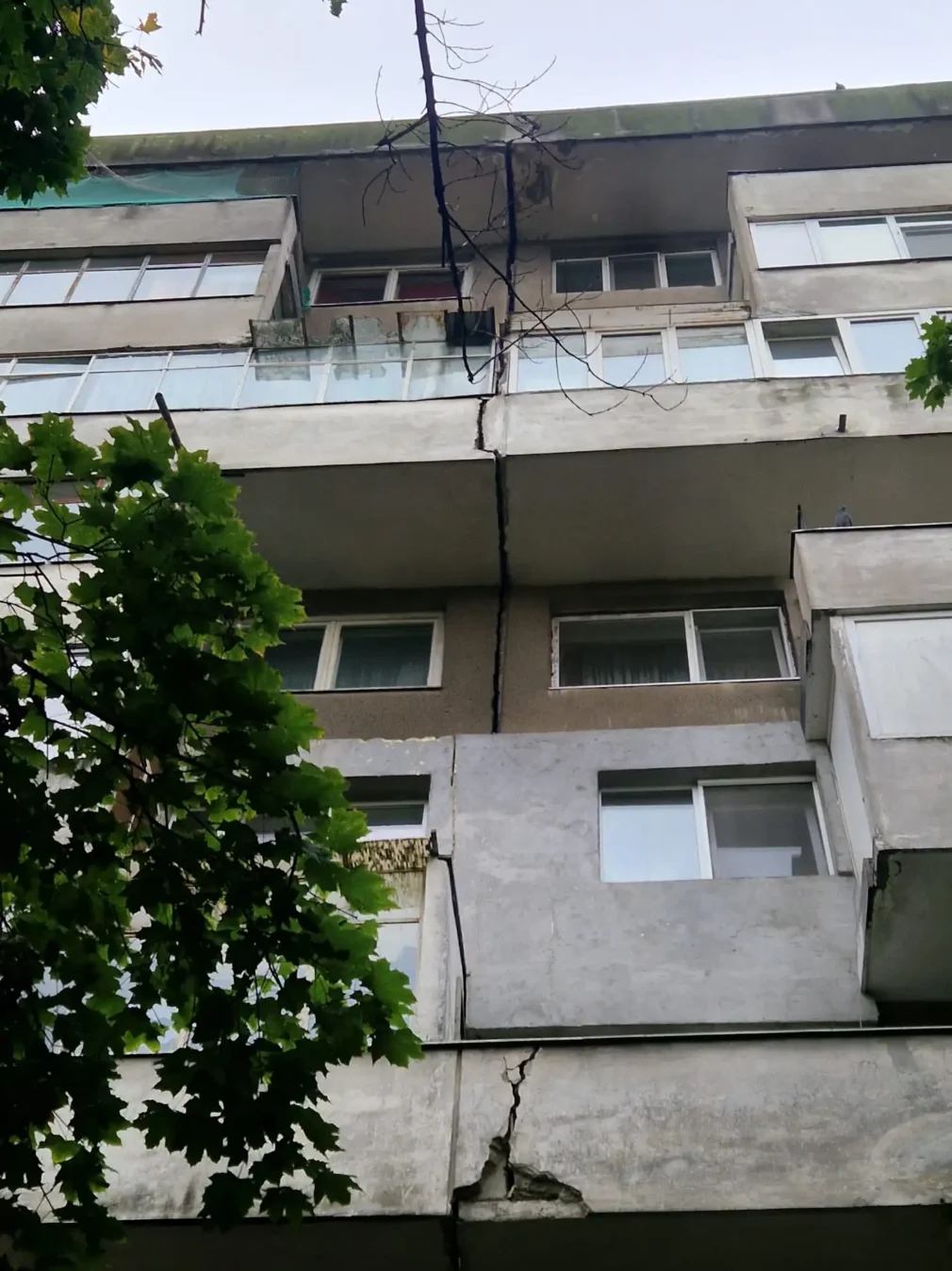 Locatarii unui bloc, evacuați de urgență după apariția unei crăpături între etaje FOTO