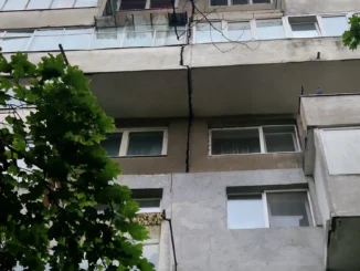 Locatarii unui bloc, evacuați de urgență după apariția unei crăpături între etaje FOTO