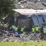 Imagini de la fața locului după tragedia feroviară din Spania, unde românii din diaspora s-au mobilizat pentru a ajuta victimele celor două trenuri implicate în accident. FOTO: Forbes.ro