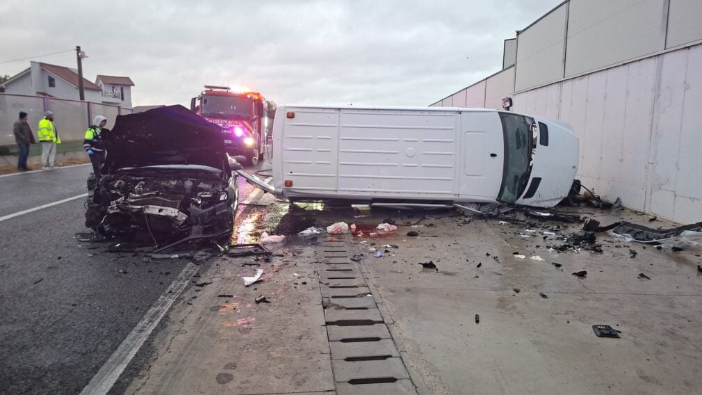 Accident grav pe DN22, la ieșirea din Lumina. Nouă persoane au ajuns la spital după impactul dintre un microbuz și un autoturism