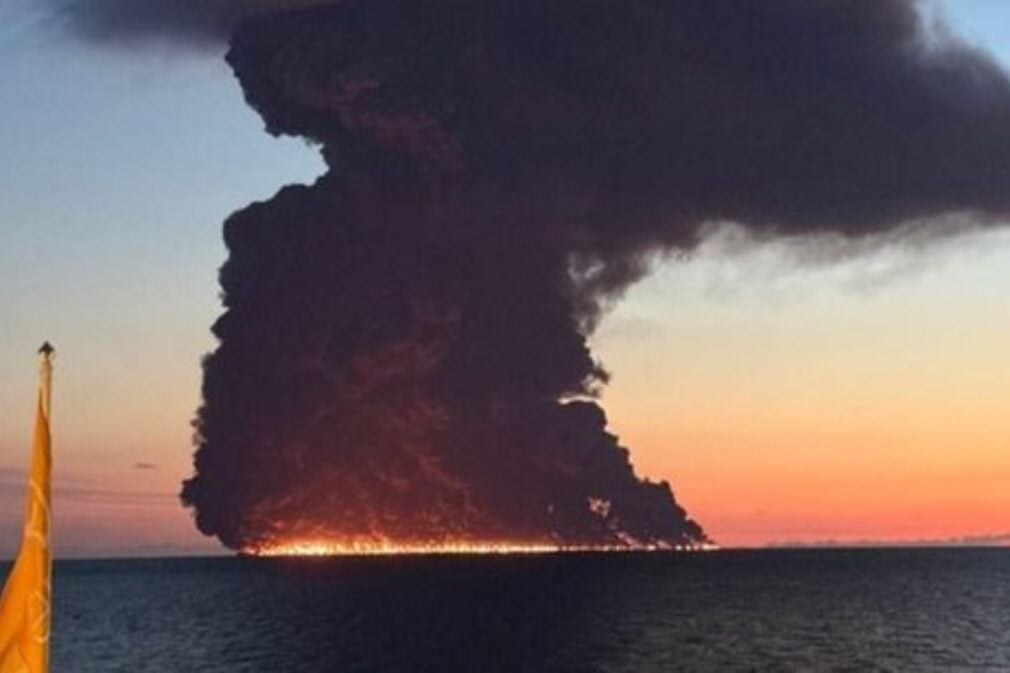 VIDEO Încă o navă atacată în Marea Neagră. Un petrolier a luat foc în largul coastelor Rusiei