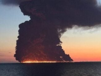 VIDEO Încă o navă atacată în Marea Neagră. Un petrolier a luat foc în largul coastelor Rusiei