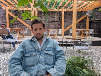 De pe frontul din Bosnia, la jurnalism și în topul literaturii globale. Aslak Nore: „Am auzit povești de la spioni pe care nu le puteam scrie ca jurnalist, așa că am ales ficțiunea”