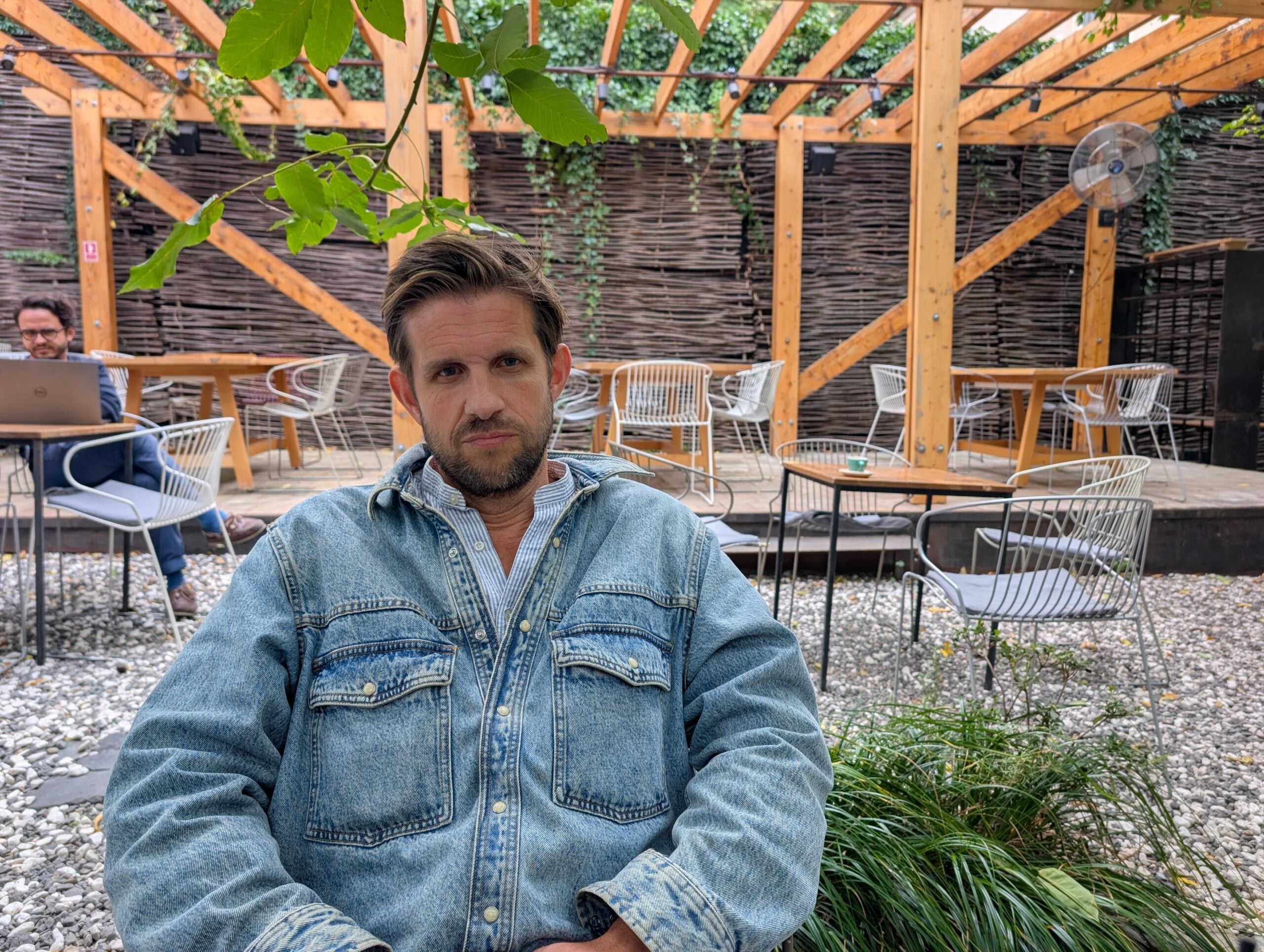 De pe frontul din Bosnia, la jurnalism și în topul literaturii globale. Aslak Nore: „Am auzit povești de la spioni pe care nu le puteam scrie ca jurnalist, așa că am ales ficțiunea”
