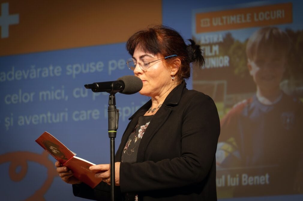 VIDEO Jurnalistul Florin Negruțiu povestește momentul când directoarea Astra Film Festival leșină pe scenă. „Când a căzut pe scenă, răpusă de extenuare, sala a înghețat”