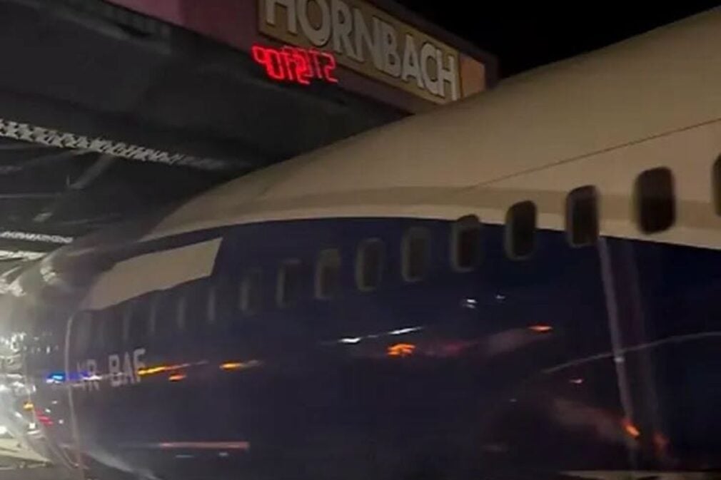 VIDEO Un avion dus pe platformă spre Voluntari a rămas blocat sub un pod de pe DN1