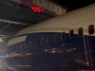 VIDEO Un avion dus pe platformă spre Voluntari a rămas blocat sub un pod de pe DN1