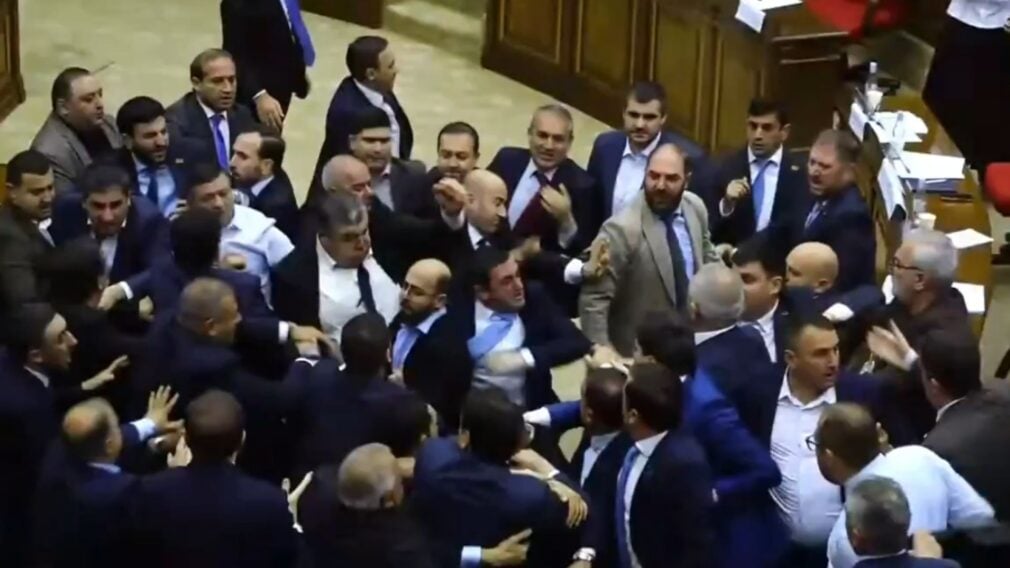Pumni și insulte în Parlamentul de la Erevan. Incidentul a pornit de la o remarcă sexistă despre interesul femeilor pentru politică