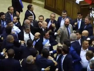 Pumni și insulte în Parlamentul de la Erevan. Incidentul a pornit de la o remarcă sexistă despre interesul femeilor pentru politică
