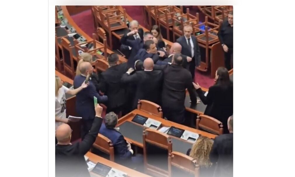 VIDEO Bătaie în Parlamentul Albaniei, pe fondul protestelor împotriva premierului Edi Rama. Peste 300 de persoane au fost rănite