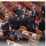 Încăierare între deputați în Parlamentul Albaniei, în timpul protestelor împotriva premierului Edi Rama.