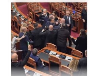 VIDEO Bătaie în Parlamentul Albaniei, pe fondul protestelor împotriva premierului Edi Rama. Peste 300 de persoane au fost rănite