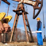 Imagine ilustrativă cu un lucrător pe o platformă industrială, în contextul vânzării Black Sea Oil & Gas și al exploatării gazelor naturale din Marea Neagră.